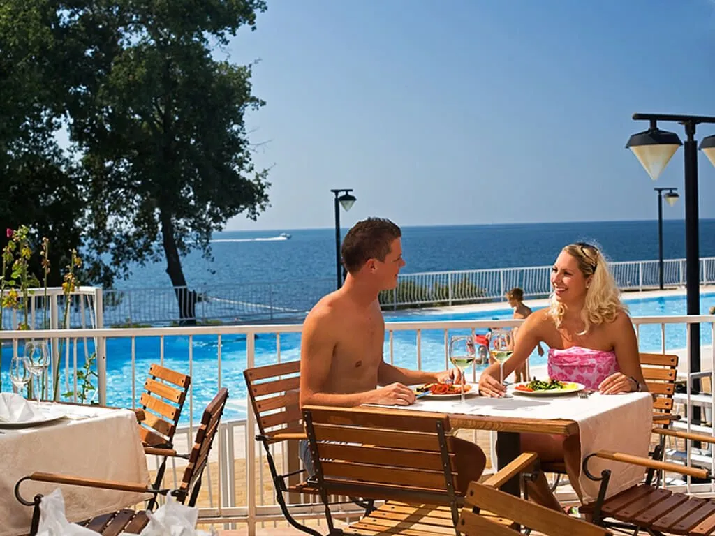 naturist-camping-solaris-pool-restaurant