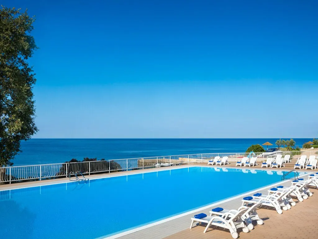 naturist-camping-solaris-swimming-pool