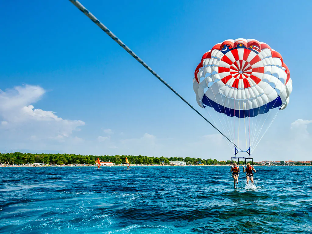 zaton-holiday-resort-parasailing