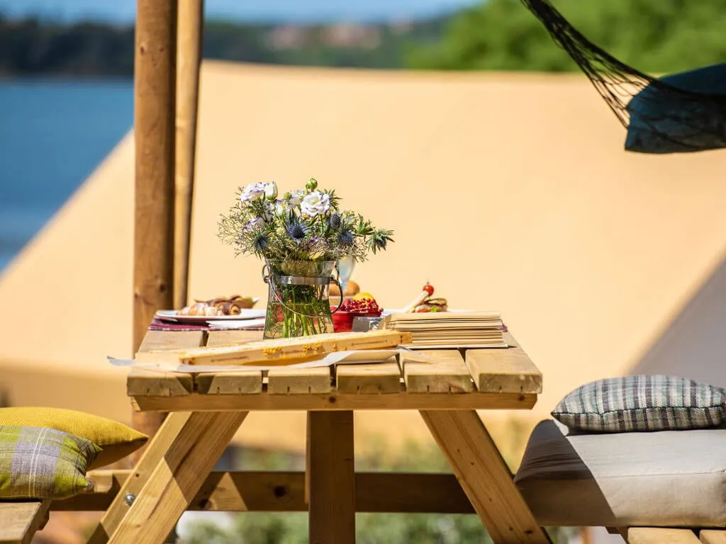 camping-arena-one-99-glamping-outdoor-table