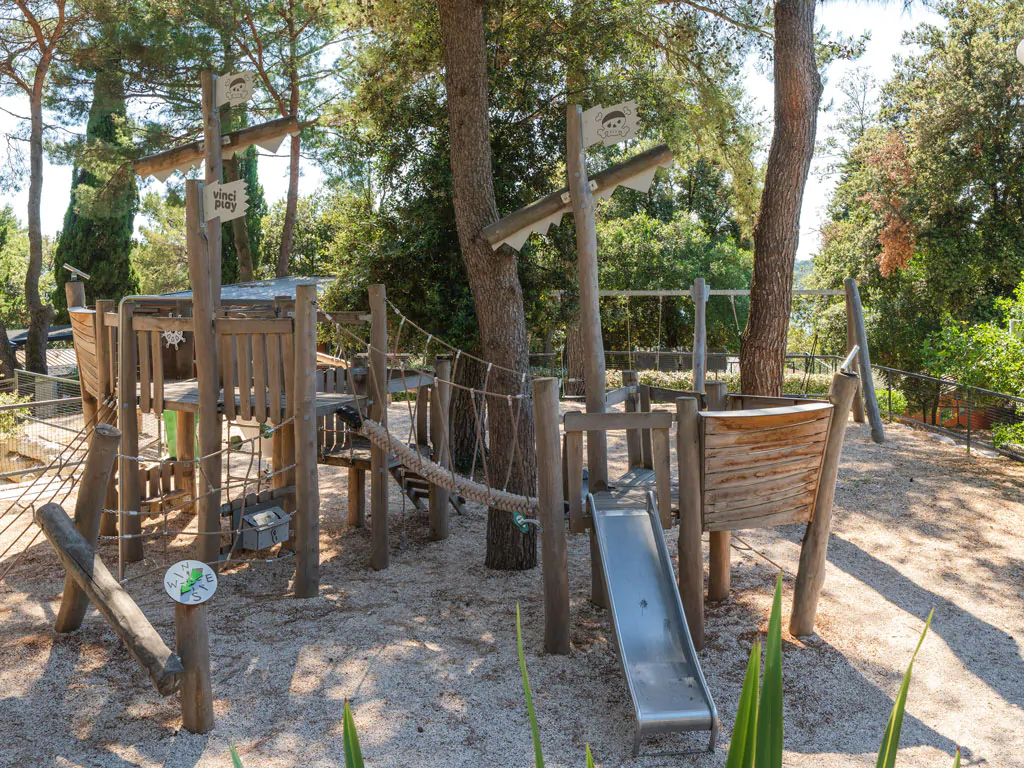 porton-nature-hideouts-camp-playground-vinci-play