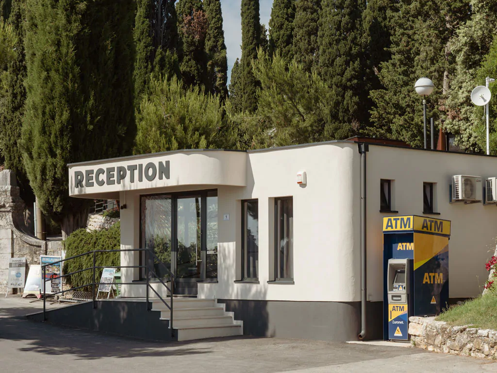 porton-nature-hideouts-camp-reception