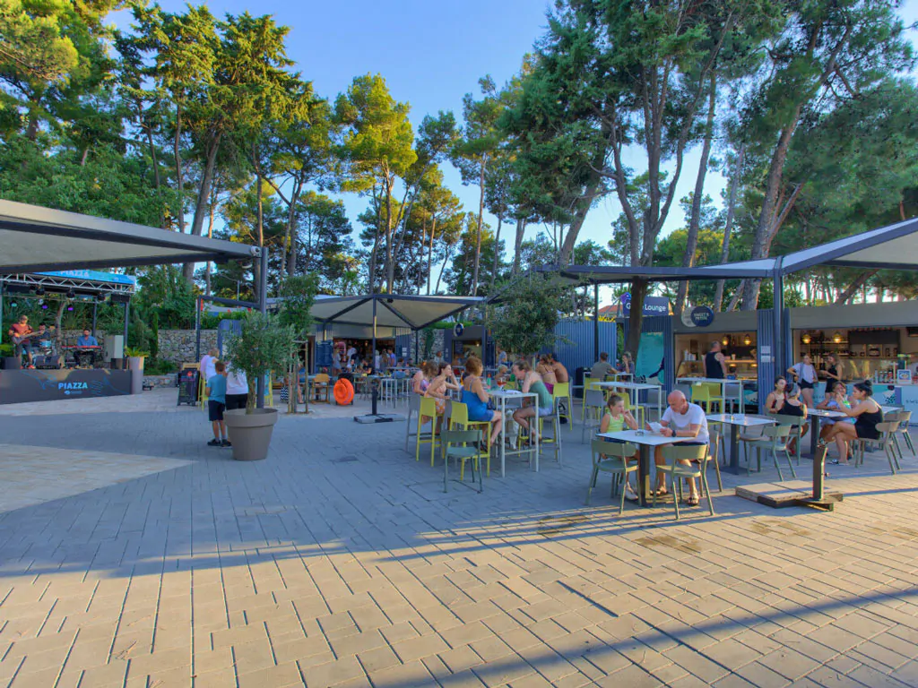 valamar-camping-jezevac-entertainment-piazza
