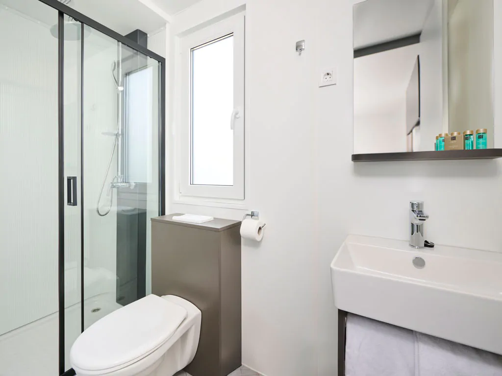 aminess-planet-camping-sirena-mobile-home-premium-holiday-home-interior-bathroom-view
