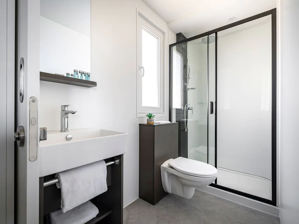 aminess-planet-camping-sirena-premium-holiday-home-interior-bathroom