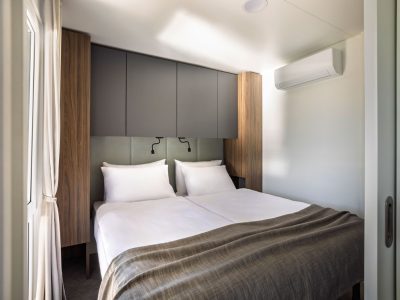 aminess-planet-camping-sirena-premium-holiday-home-interior-bedroom-double-bed