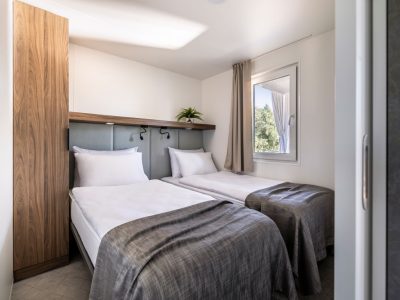 aminess-planet-camping-sirena-premium-holiday-home-interior-bedroom-single-beds