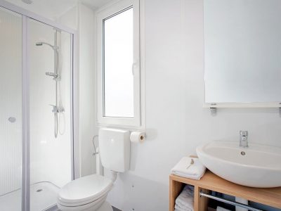 camping-aminess-park-mareda-mediterranean-family-mobile-home-bathroom