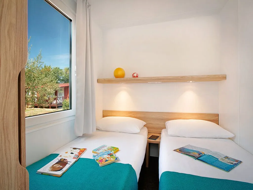 camping-aminess-park-mareda-mediterranean-family-mobile-home-bedroom