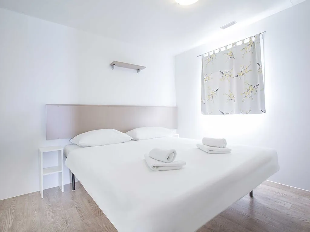 camping-belvedere-vranjica-mobile-homes-bedroom-interior-2