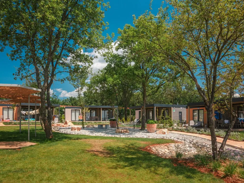 camping-lanterna-mediterranean-garden-premium-village-1