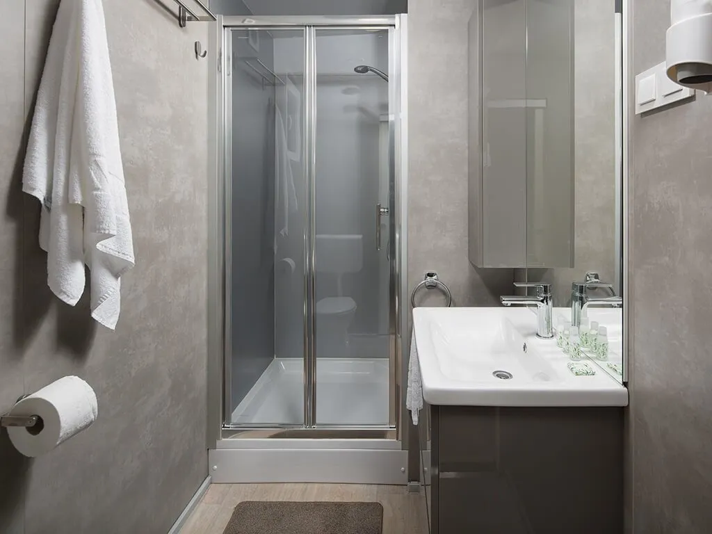 camping-mon-perin-prestige-mobile-home-bathroom
