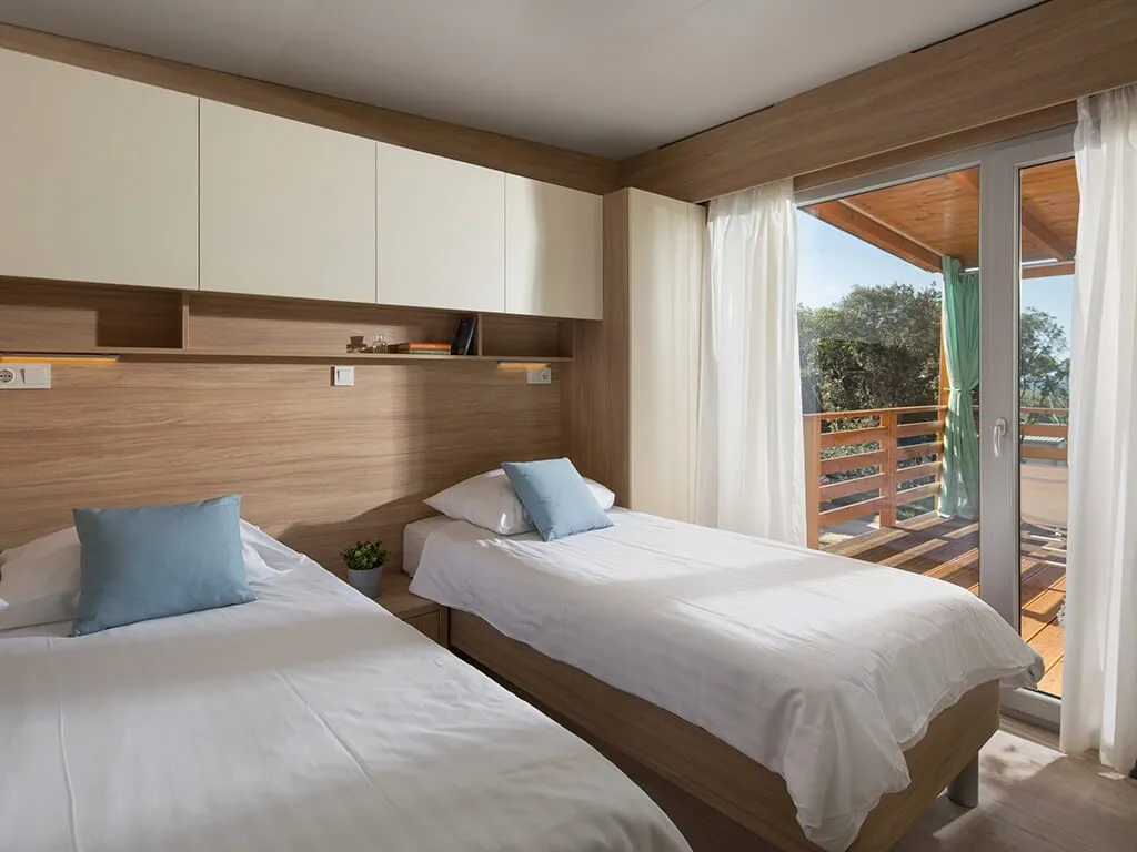 camping-mon-perin-prestige-mobile-home-bedroom