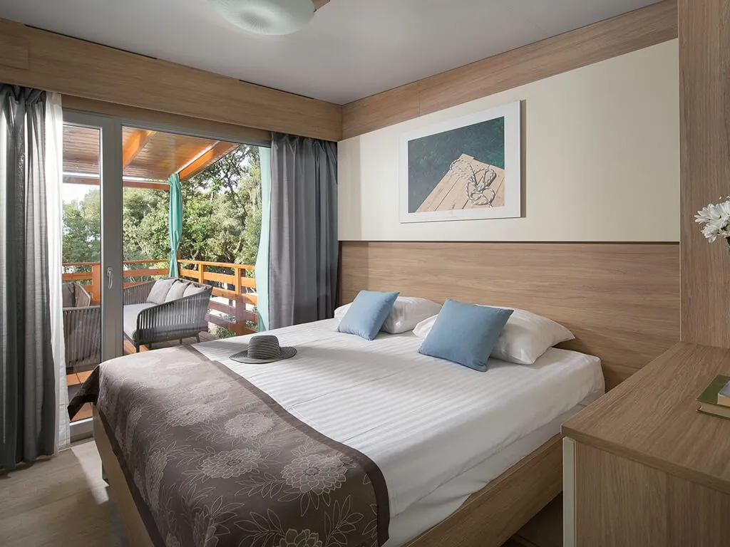 camping-mon-perin-prestige-mobile-home-master-bedroom