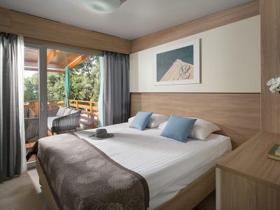 camping-mon-perin-prestige-mobile-home-master-bedroom