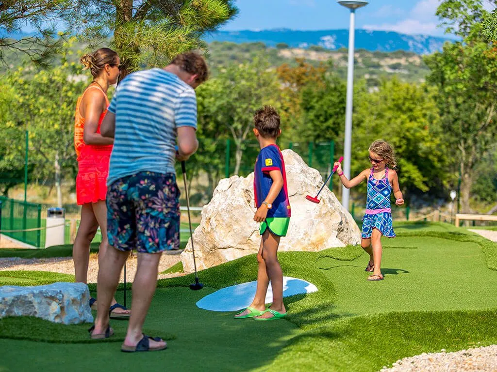 camping-omisalj-mini-golf