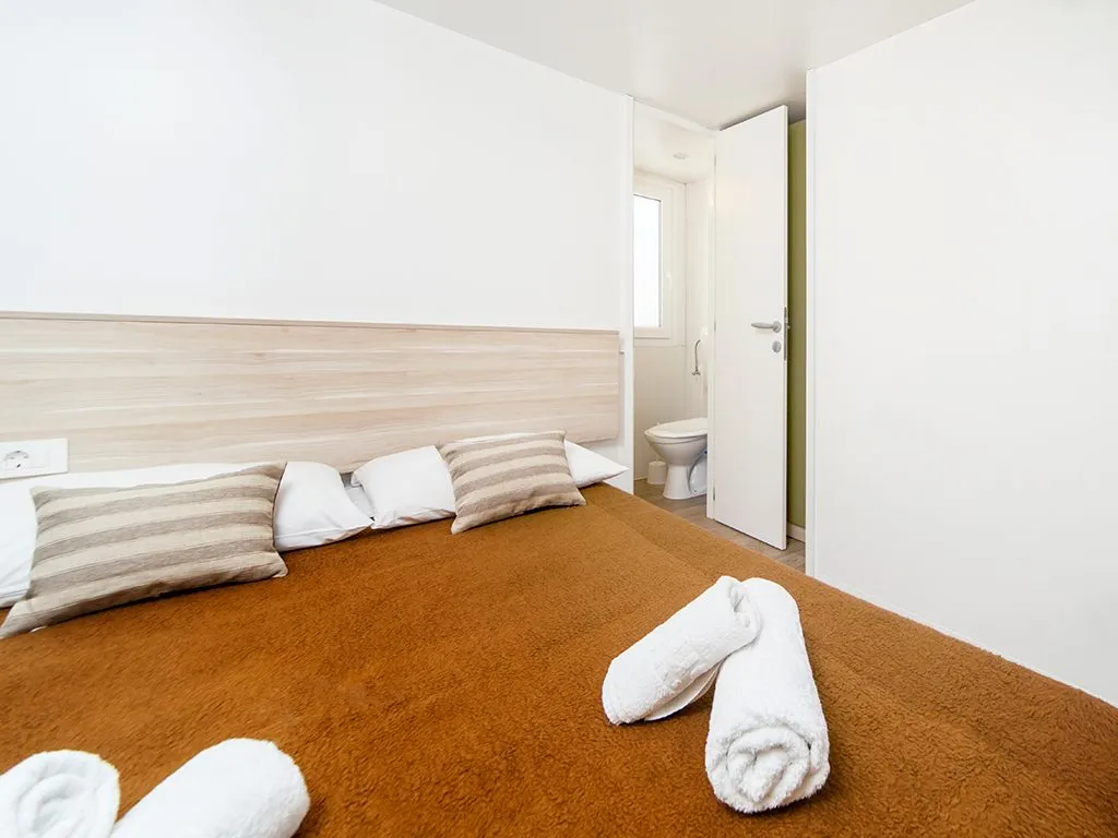 camping-paklenica-bluesun-interior-of-bedroom-in-mobile-home-for-42-iii-2