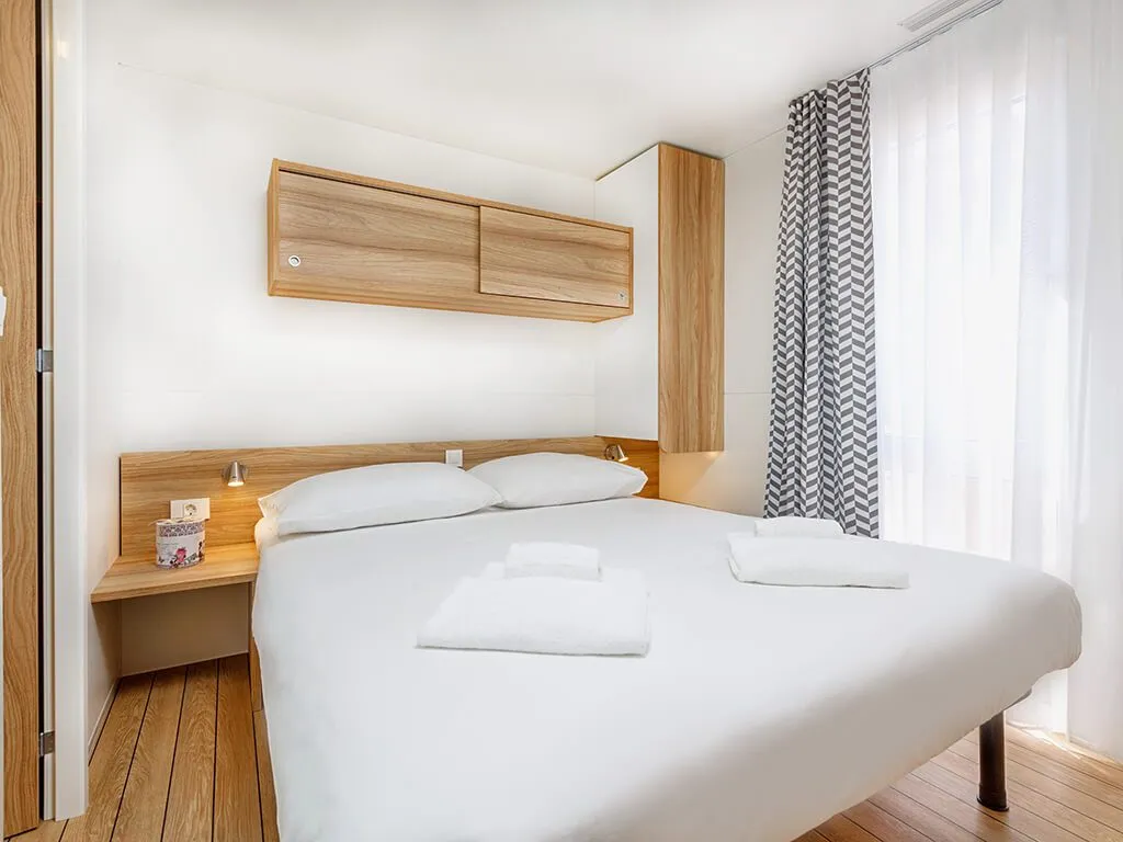camping-polari-premium-mobile-home-bedroom
