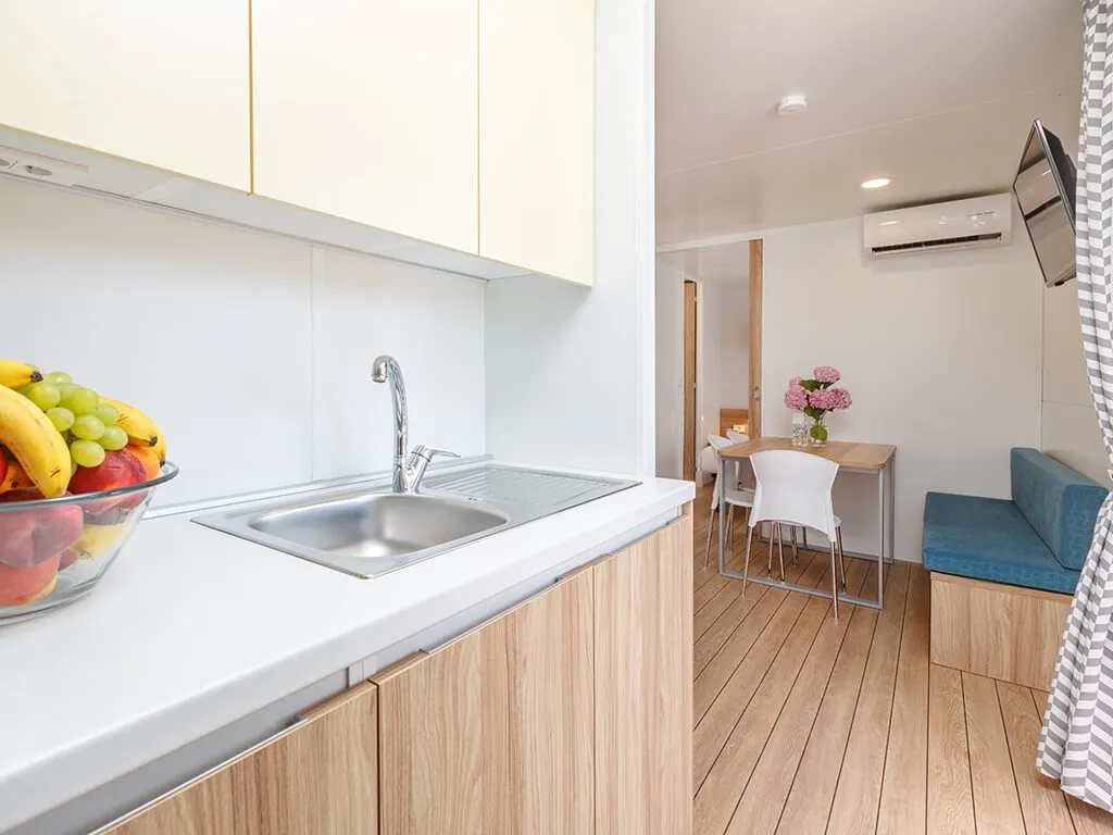 camping-polari-premium-mobile-home-kitchen
