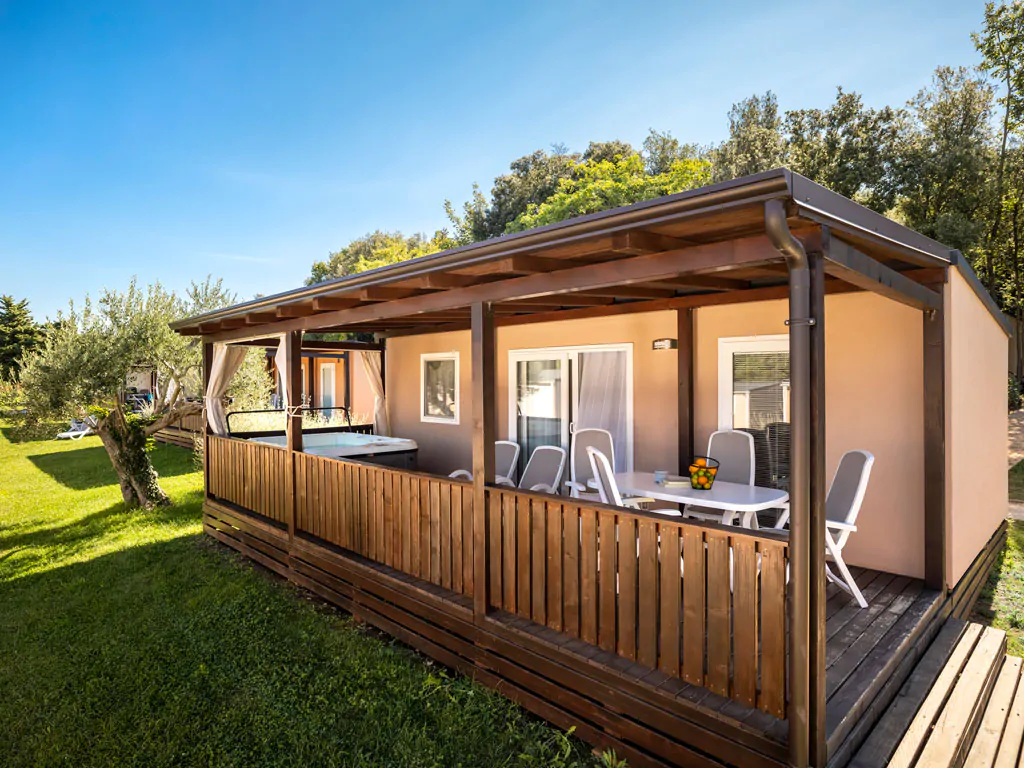 camping-polari-standard-with-whirlpool-exterior-view