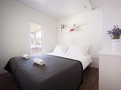camping-polari-mobilehomes-standard-double-bedroom-2