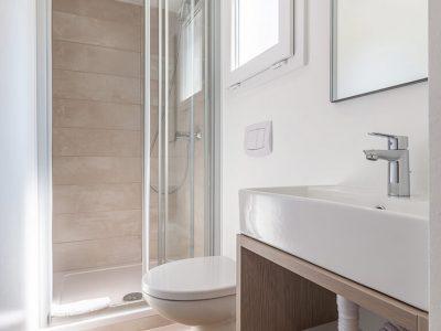 camping-porto-sole-standard-mobile-homes-bathroom-ii