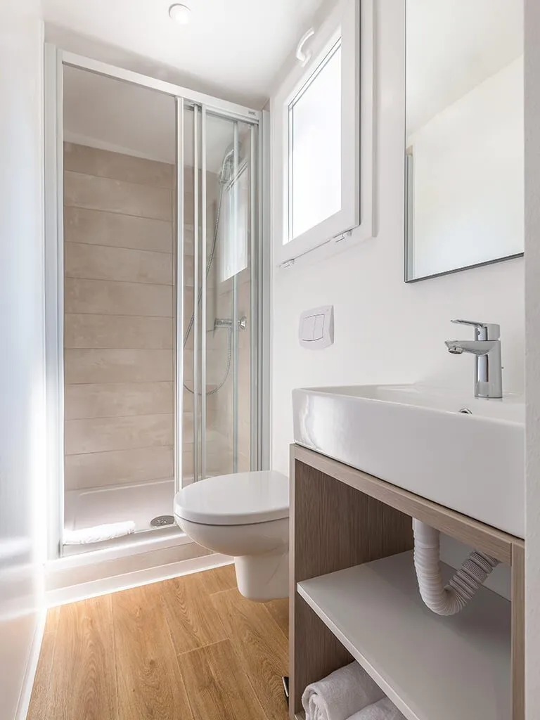 camping-porto-sole-standard-mobile-homes-bathroom-ii
