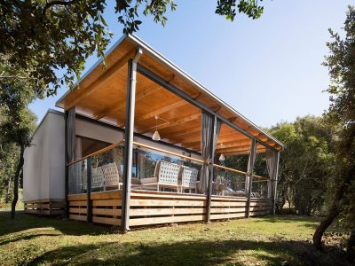camping-resort-mon-perin-beach-villa-exterior-mobile-home