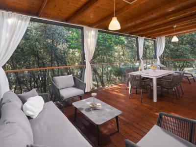 camping-resort-mon-perin-beach-villa-exterior-terrace-sofa