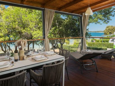 camping-resort-mon-perin-beach-villa-exterior-terrace-table