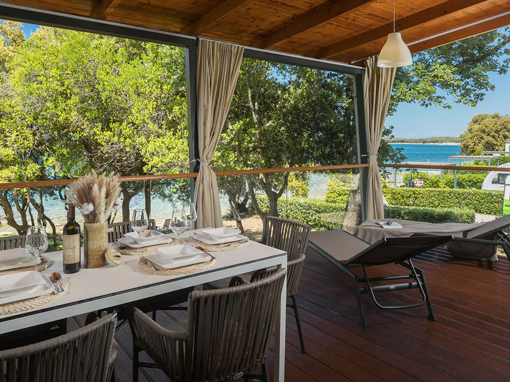 camping-resort-mon-perin-beach-villa-exterior-terrace-table