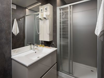 camping-resort-mon-perin-beach-villa-interior-bathroom