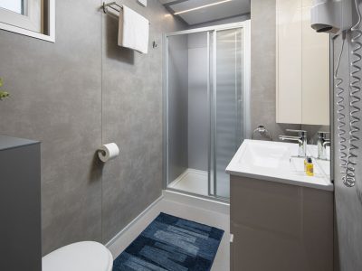 camping-resort-mon-perin-beach-villa-interior-bathroom-view