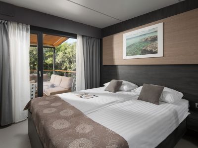 camping-resort-mon-perin-beach-villa-interior-bedroom-double-bed