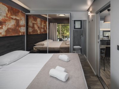 camping-resort-mon-perin-beach-villa-interior-bedroom-double-bed-view