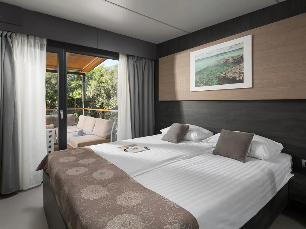 camping-resort-mon-perin-beach-villa-interior-bedroom-double-bed