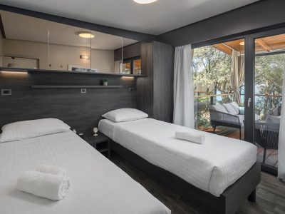 camping-resort-mon-perin-beach-villa-interior-bedroom-single-beds