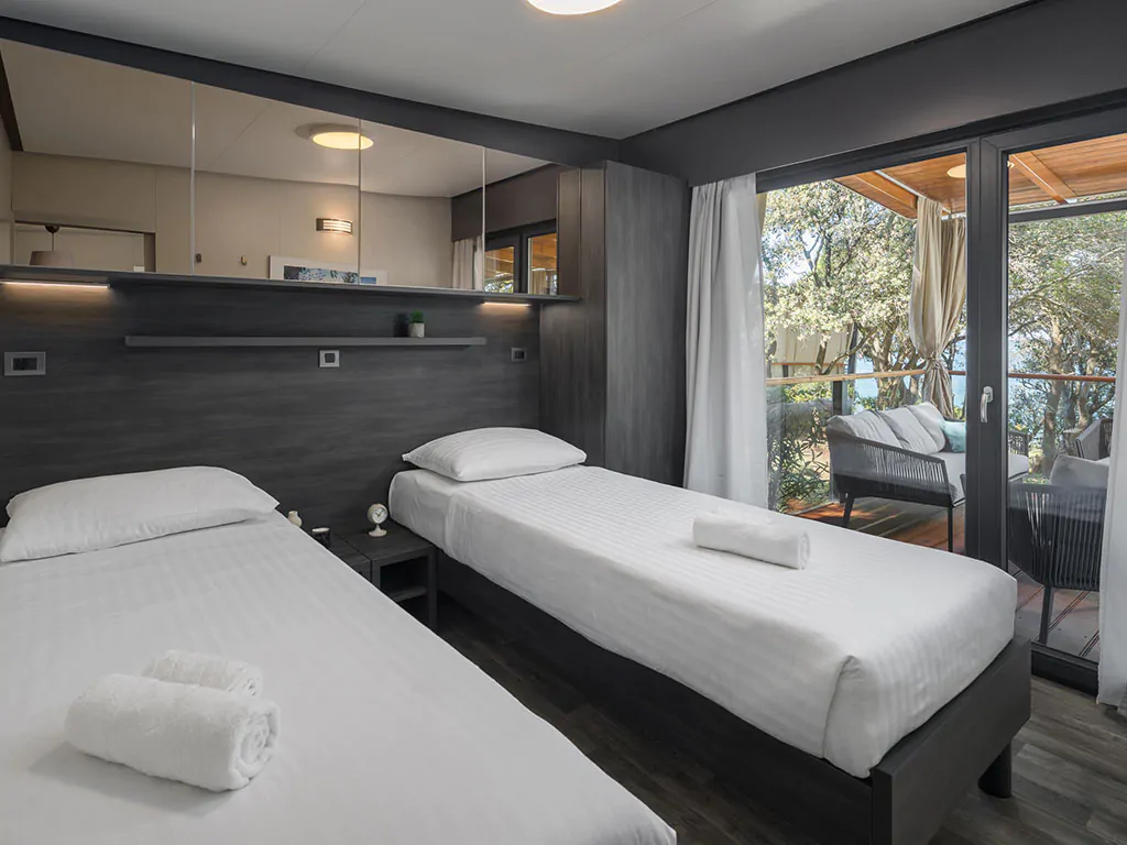 camping-resort-mon-perin-beach-villa-interior-bedroom-single-beds