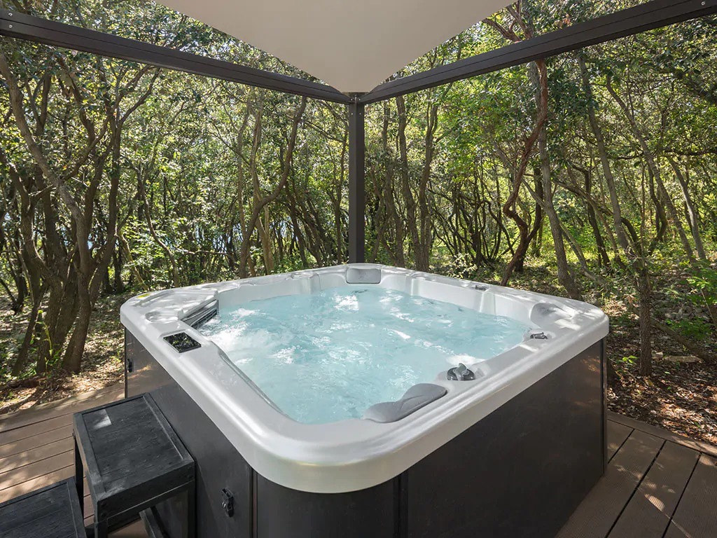 camping-resort-mon-perin-beach-villa-you-and-me-exterior-jacuzzi