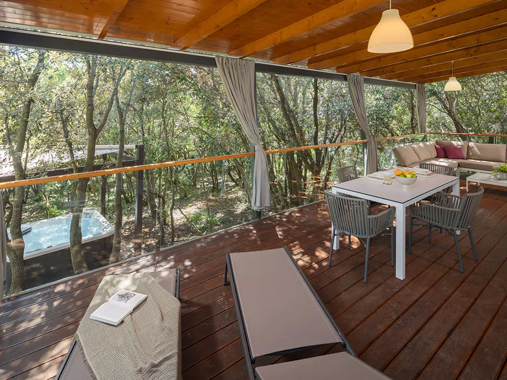 camping-resort-mon-perin-beach-villa-you-and-me-exterior-terrace-forest