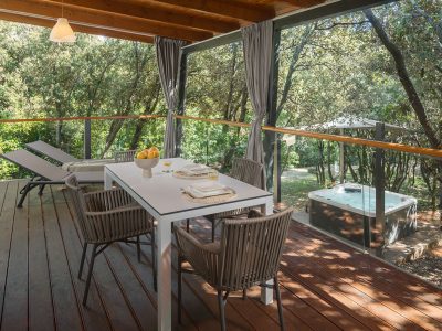 camping-resort-mon-perin-beach-villa-you-and-me-exterior-terrace-jacuzzi