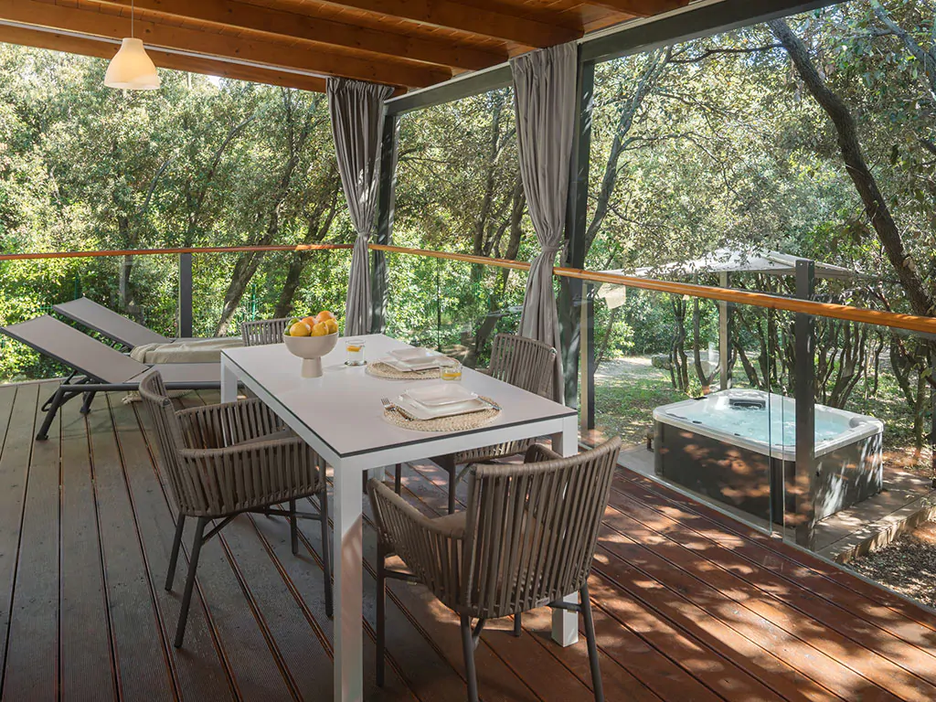 camping-resort-mon-perin-beach-villa-you-and-me-exterior-terrace-jacuzzi
