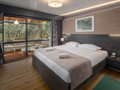 camping-resort-mon-perin-beach-villa-you-and-me-interior-bedroom-double-bed-view