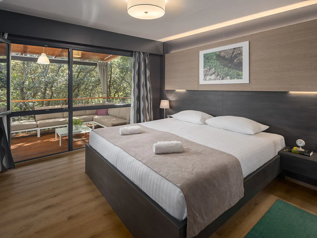 camping-resort-mon-perin-beach-villa-you-and-me-interior-bedroom-double-bed-view