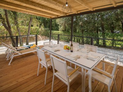 camping-resort-mon-perin-deluxe-camping-home-exterier-terace