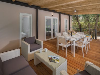 camping-resort-mon-perin-deluxe-camping-home-exterier-terace-view