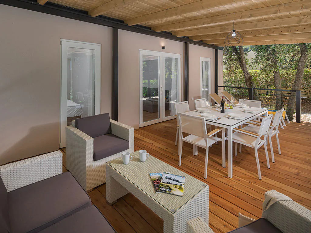 camping-resort-mon-perin-deluxe-camping-home-exterier-terace-view