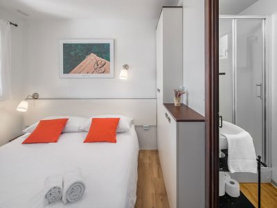 camping-resort-mon-perin-deluxe-camping-home-seaview-interior-bedroom-doube-bed