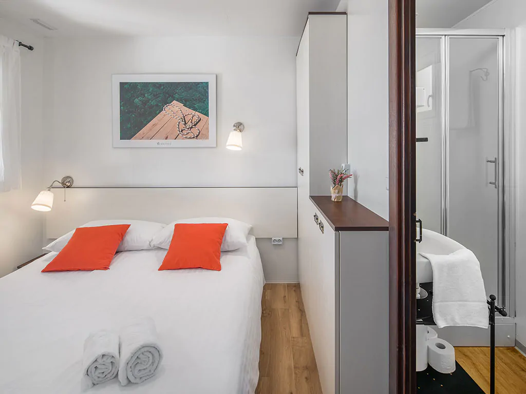 camping-resort-mon-perin-deluxe-camping-home-seaview-interior-bedroom-doube-bed