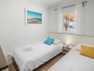 camping-resort-mon-perin-deluxe-camping-home-seaview-interior-bedroom-single-beds